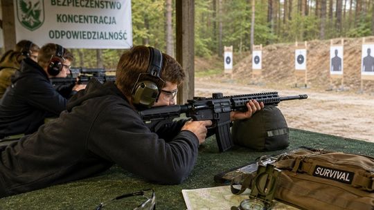 50 tys. zł na naukę strzelania i przetrwania! Powiat szykuje program dla uczniów