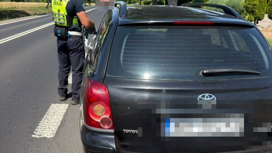 Brawura i brak uprawnień. Kierowca toyoty odpowie przed sądem