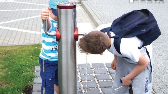 Idą upały! Legionowo gasi pragnienie kranówką z miejskich zdrojów