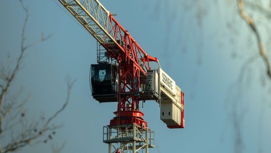 Na co zwrócić uwagę zamawiając usługi dźwigowe w Warszawie