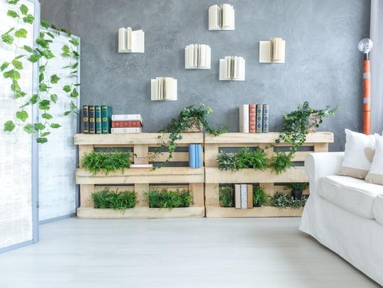 10 oryginalnych pomysłów na aranżację ściany z regałem na książki