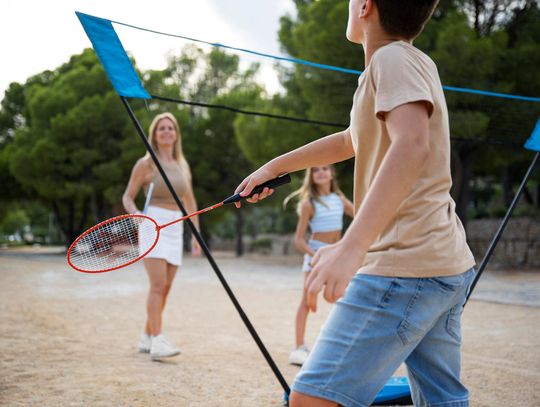 Airbadminton – jak przygotować rakiety do gry w plenerze?