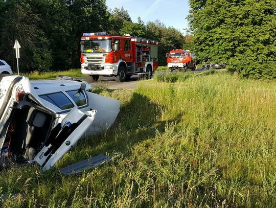 Auto z kobietą i dwójką dzieci wpadło do rowu