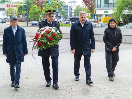 Biało-czerwone pod pomnikiem, a potem lekcja historii. Padła propozycja „L” w Rynku