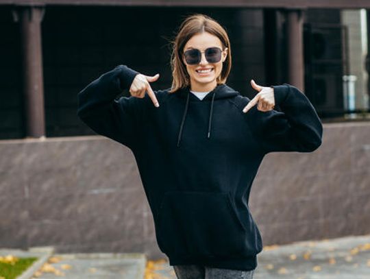 Bluzy damskie w jesiennych stylizacjach casualowych - jakie wybrać i jak je nosić?