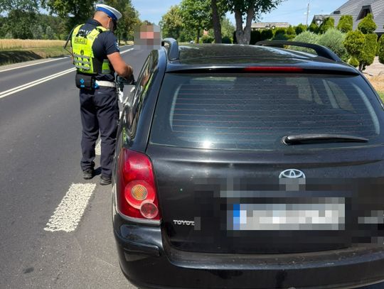Brawura i brak uprawnień. Kierowca toyoty odpowie przed sądem