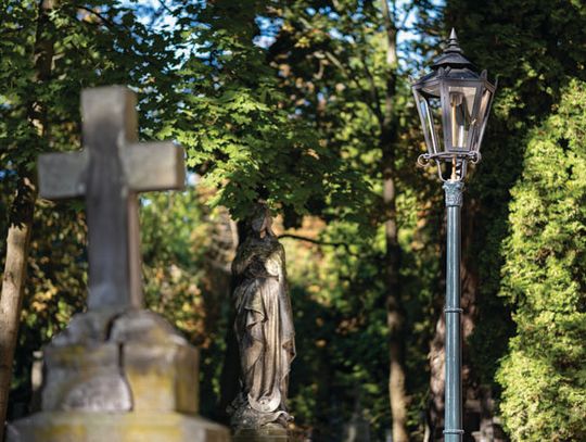 Dzięki wsparciu Fundacji PGE na Starych Powązkach zainstalowano repliki XIX-wiecznych latarni