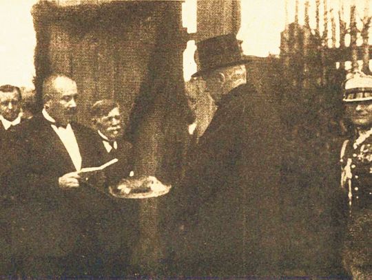 HISTORIA. Prezydent Mościcki w Legionowie - Właściciel huty wita głowę państwa