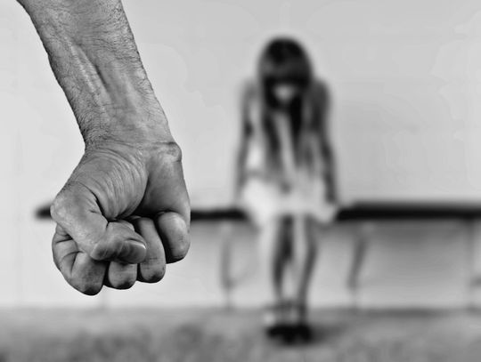 JABŁONNA. 22-latek znęcał się na 3, 9 i 12-latką