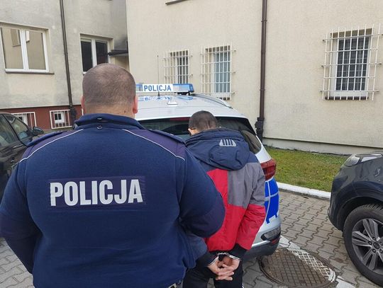 JABŁONNA. 33-latek z zakazem i narkotykami, wpadł za brak świateł