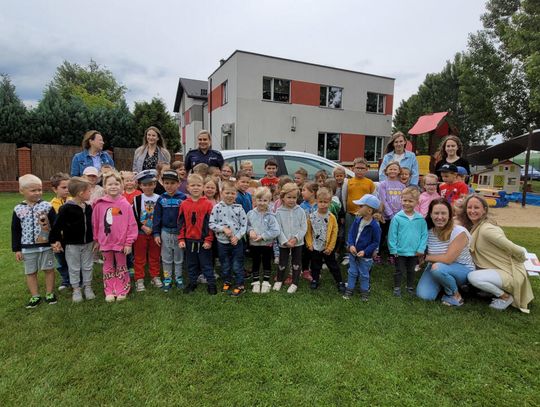 JABŁONNA. Bezpieczne wakacje - policja w przedszkolu