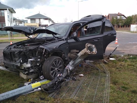 JABŁONNA. BMW ścięło latarnie i wjechało w ogrodzenie