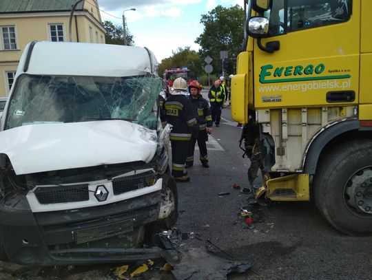 JABŁONNA. Ciężarówka wjechała w "dostawczaka". 22-latek trafił do szpitala