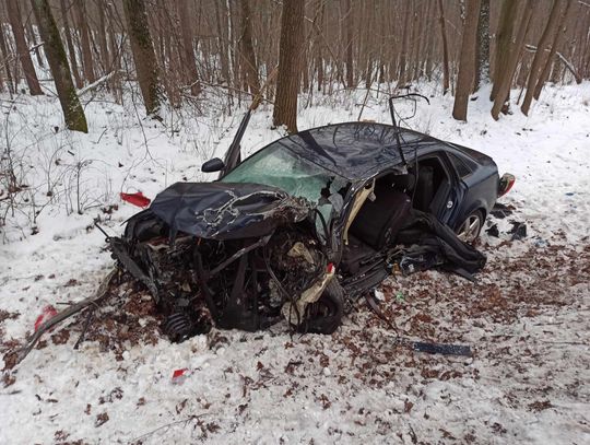 JABŁONNA. Czołowe zderzenie osobówki z ciężarówką. Jedna osoba trafiła do szpitala