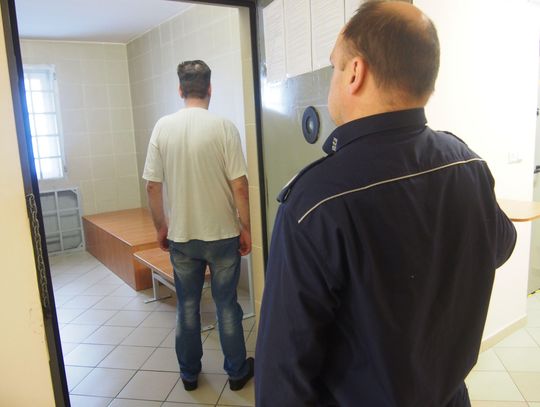 JABŁONNA. List gończy i kradzież maszyny do szycia