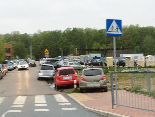 JABŁONNA. Nie ma gdzie zaparkować przy CEKS