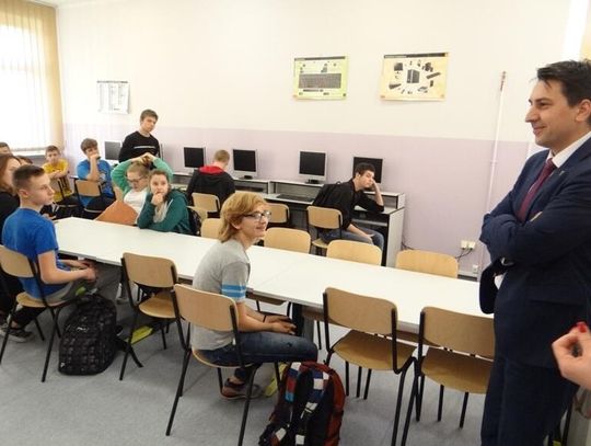 JABŁONNA. Nowa pracownia komputerowa w chotomowskim Gimnazjum