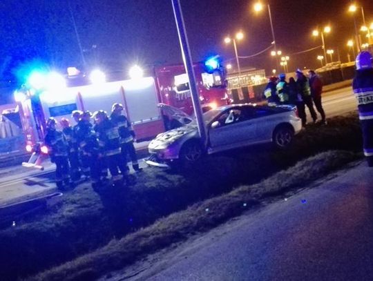 JABŁONNA.  Osobówka wypadła z drogi