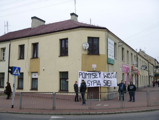 JABŁONNA.  „Pomysły wójta sypią się”