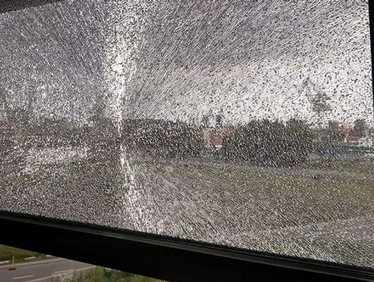 JABŁONNA. Próbował wejść do zamkniętego marketu, był pijany