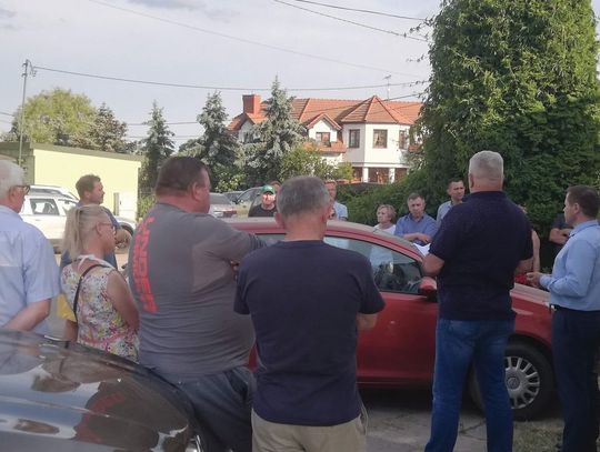 JABŁONNA/RAJSZEW. Spór o zwężenie ul. GOLFOWEJ