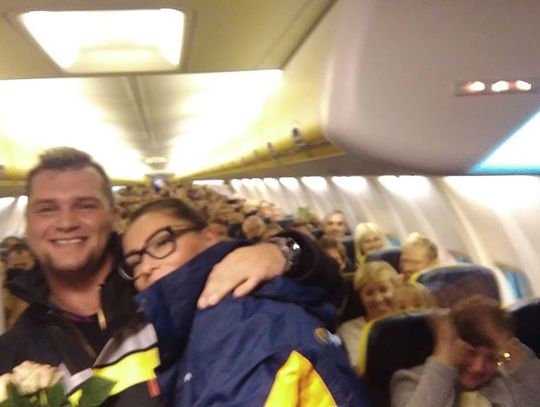 JABŁONNA. Strażak oświadczył się w samolocie