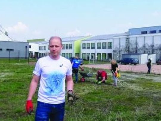 JABŁONNA. Światowy Dzień Ziemii Posprzątali teren przy CEKS-ie