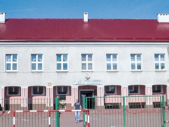 JABŁONNA. Szkoła Podstawowa pod ostrzałem