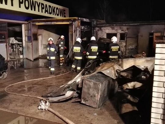 JABŁONNA. W warsztacie spłonęło 5 samochodów