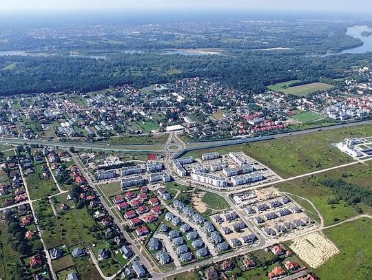 JABŁONNA. Z łomami w rękach wdzierają się do domów