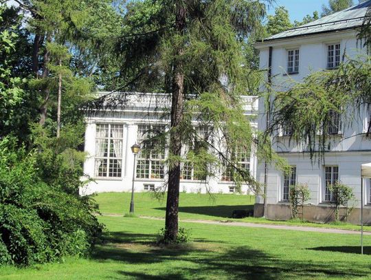 JABŁONNA. Zasypują gruzem zabytkowy park?