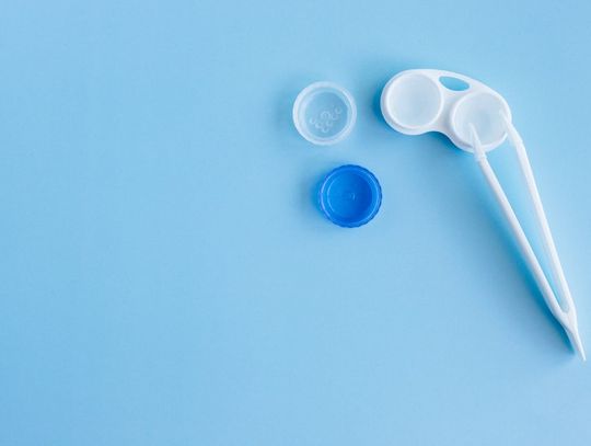 Jak dbać o soczewki kontaktowe, aby uniknąć infekcji i podrażnień?
