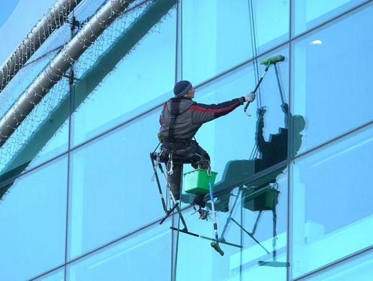 Jak skutecznie i bezpiecznie umyć elewację w Warszawie: poradnik dla właścicieli i zarządców