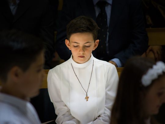 Jak wybrać alby komunijne dla chłopca i dziewczynki?