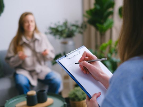 Jak wybrać odpowiedniego psychoterapeutę poznawczo-behawioralnego w Warszawie? Poradnik krok po kroku