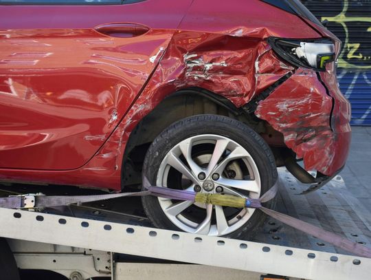Jak zezłomować auto w Warszawie — formalności, transport i części