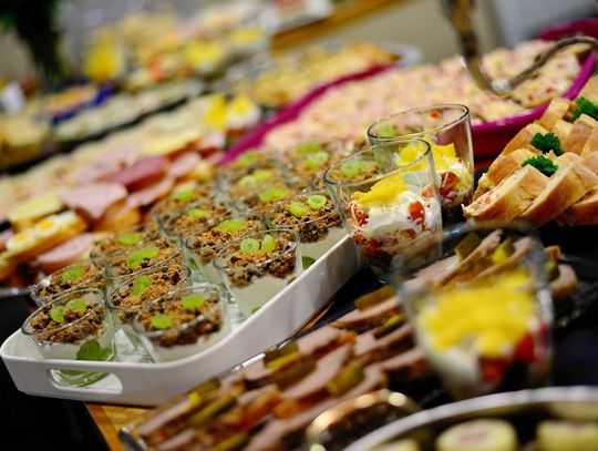 Jak zorganizować catering na konferencję? Gdy zadasz sobie te pytania, znajdziesz idealną firmę cateringową!