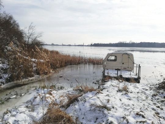JEZIORO ZEGRZYŃSKIE/IZBICA. Zniszczone skarpy i prywatna przystań na środku drogi?