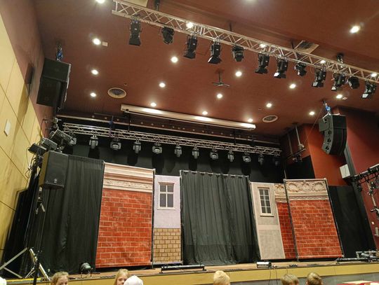 Klasy 1-3 na przedstawieniu teatralnym w Legionowie