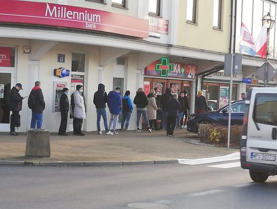 Kolejki do testów, kolejki pod aptekami, ale nie w punktach szczepień... KRÓTKO I NA TEMAT