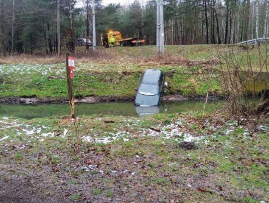 KOMORNICA. Stoczył się w trakcie wymiany koła?