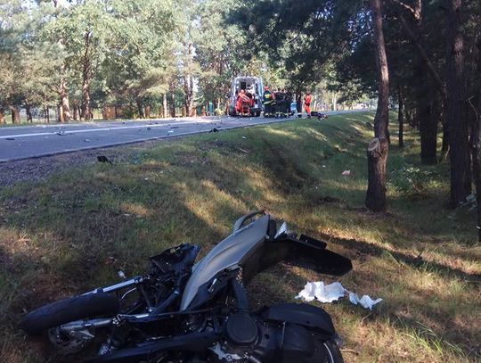 KOMORNICA. Zderzenie skutera z ciężarówką. 30-letnia kobieta w stanie ciężkim została zabrana przez helikopter