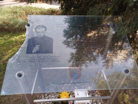 Ktoś zniszczył tablicę kapelana Solidarności – Jerzego Popiełuszki