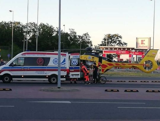 LEGIONOWO. 12-latka potrącona przez osobówkę zabrana przez śmigłowiec