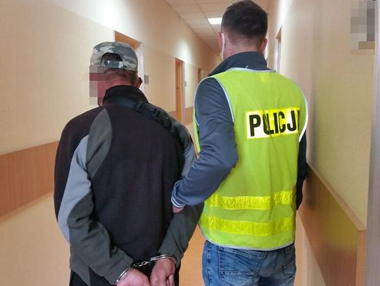 LEGIONOWO. 1590 paczek papierosów z przemytu na straganie z warzywami