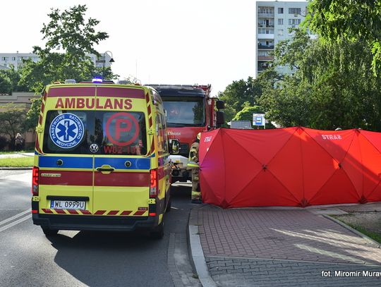 Legionowo. Akcja ratownicza w centrum miasta. 77-latek stracił przytomność przy ul. Sowińskiego. Pomogli świadkowie i służby