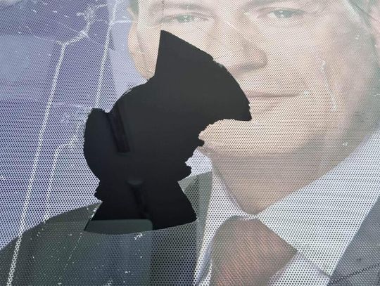 LEGIONOWO. Atak na biuro poselskie PIS. Wybito szyby [GALERIA]