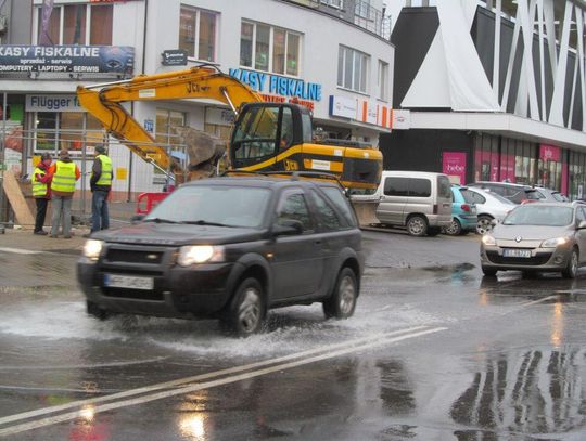 LEGIONOWO. Awaria sieci wodociągowej - zalana Piłsudskiego