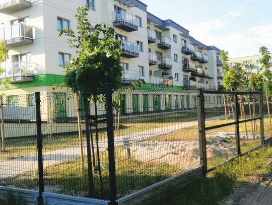 LEGIONOWO. Blok na Piaskach, którym władze dzielą mieszkańców