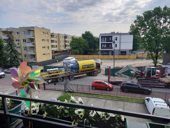 LEGIONOWO. Budowa przy ul. Wyspiańskiego przeniosła się na ulicę